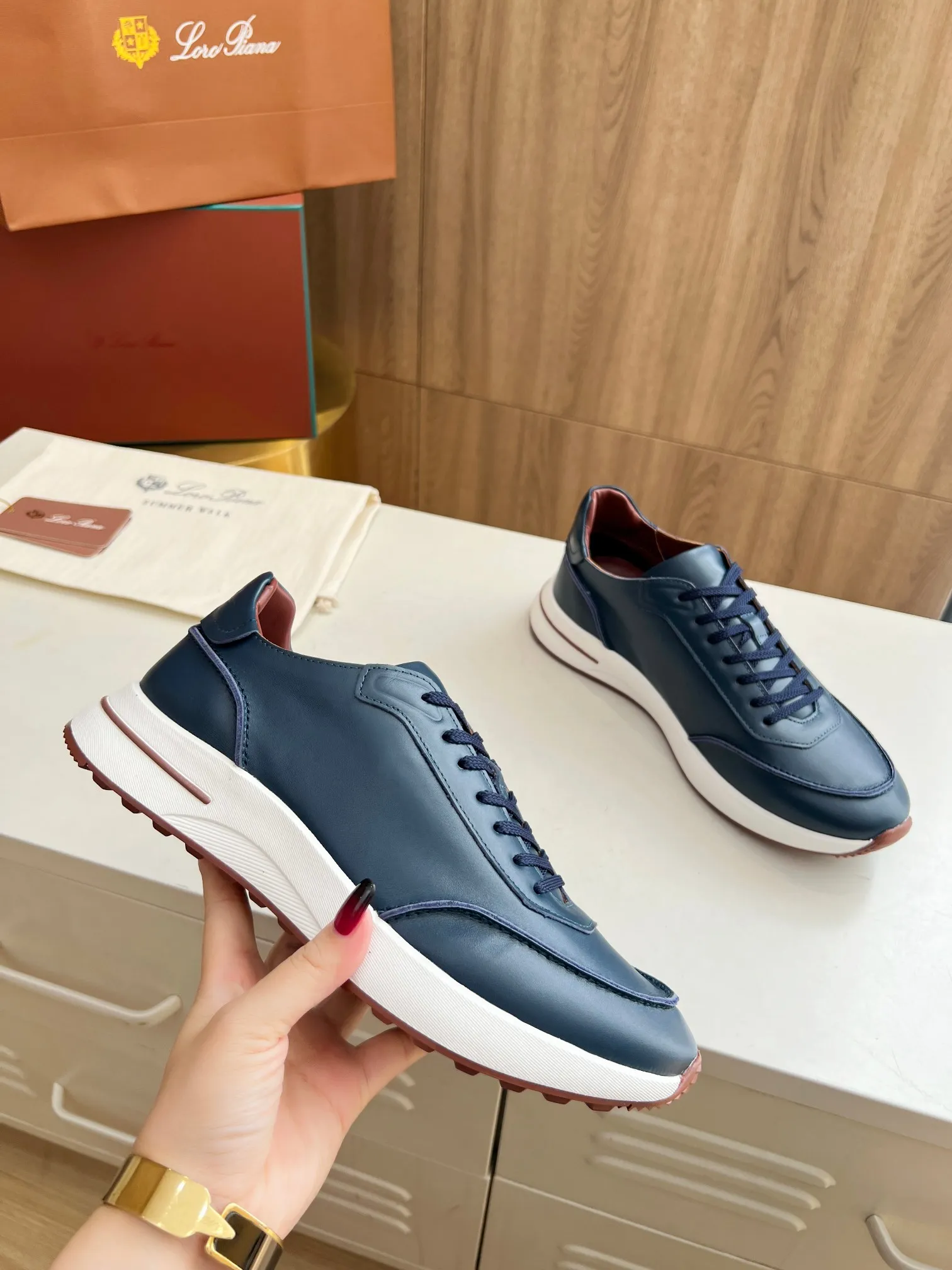 Men's Men's Shoes 💰620 👑Loro Piana* Purchase the original 1:1 copy. Founded the existing Loro Piana company on April 24, 1924. It is now the sixth generation of family business, providing high-quality products to customers who are discerning about taste and quality. Imported calfskin fabrics. The interior is made of imported A-grade water-dyed cow lining. 💝 Focus on top quality, pay for what you pay, and compare the inner details. Original authentic packaging. Code number: 39-45